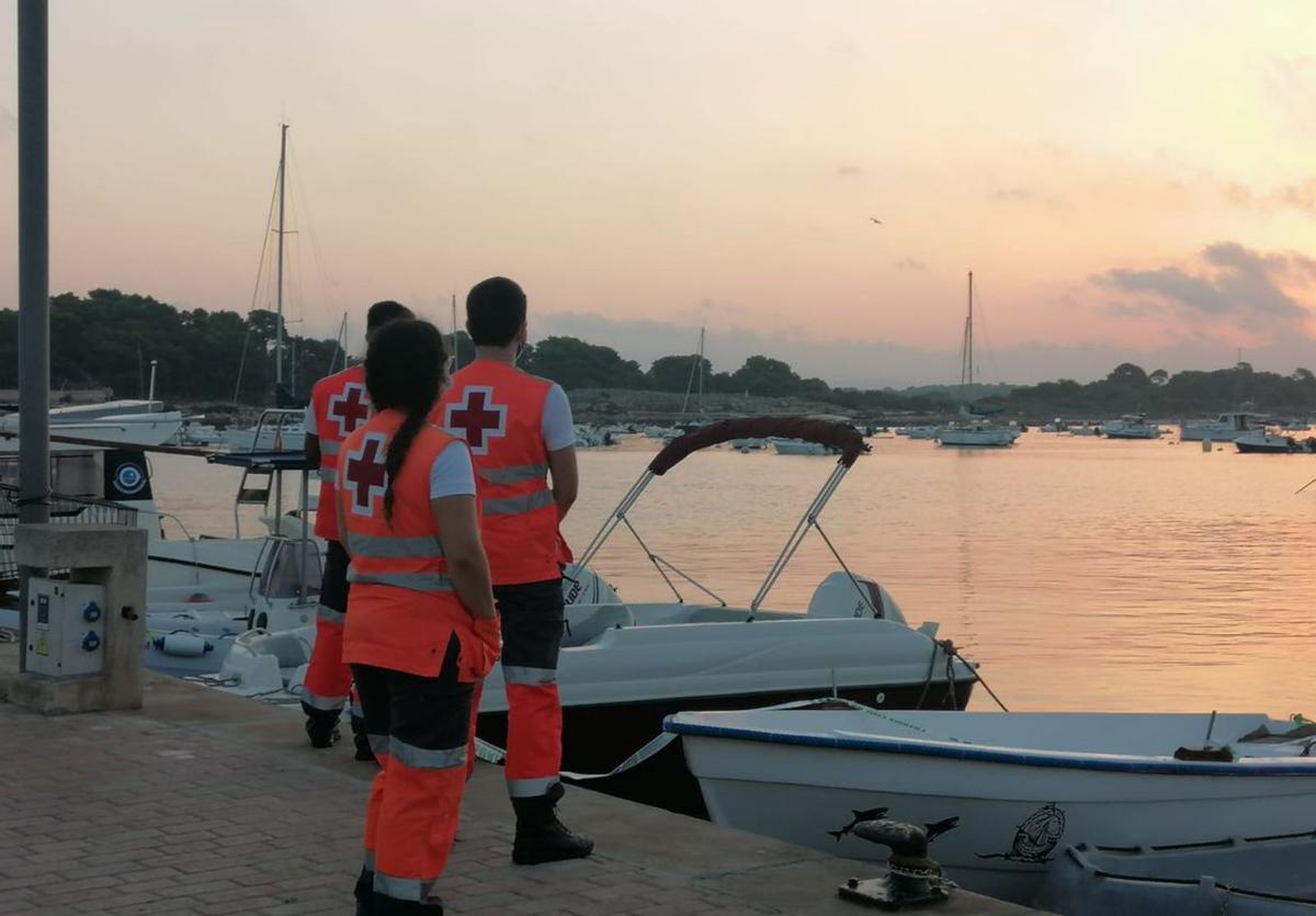 Voluntarios en Mallorca durante la primera toma de contacto con los migrantes. | CRUZ ROJA