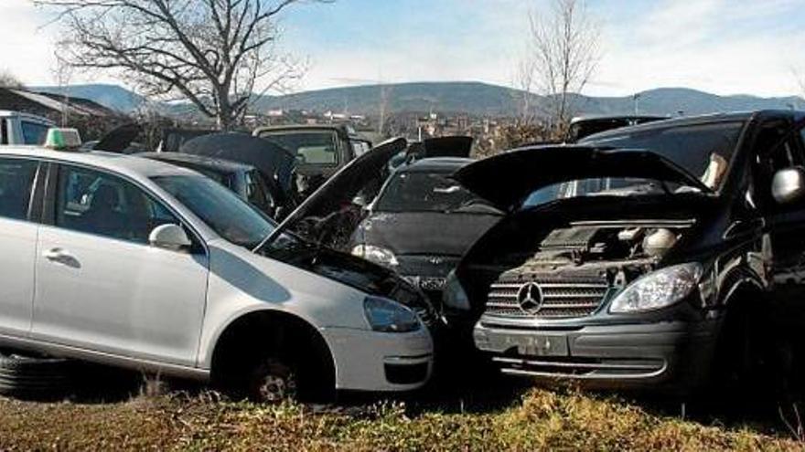 Aspecte d&#039;alguns dels vehicles del dipòsit, saquejats pels lladres