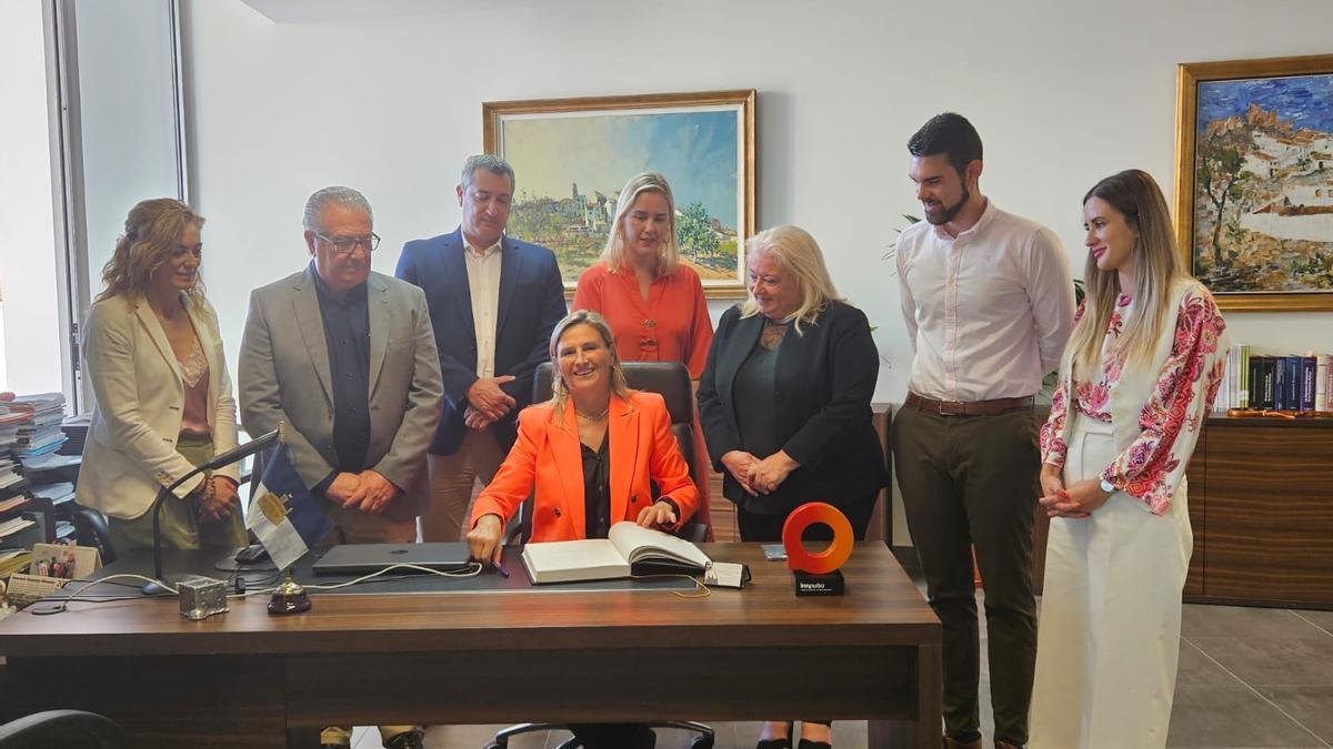 Fabregat ha firmado en el Libro de Honor del Ayuntamiento de Orpesa como muestra de compromiso con el municipio.