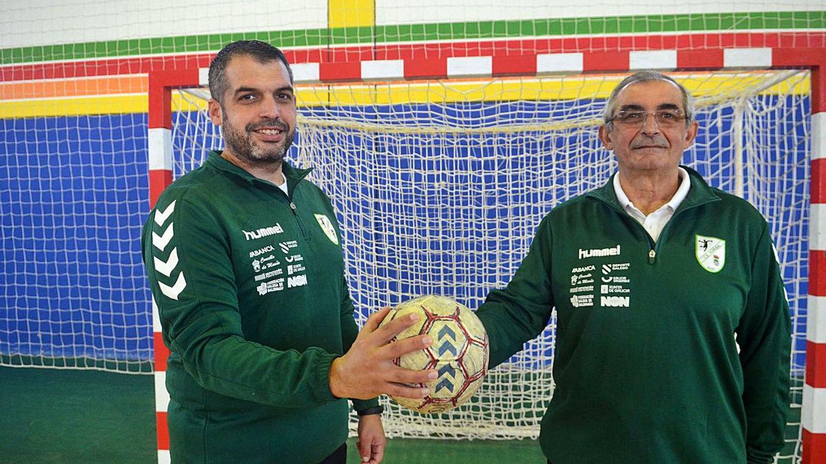 Luis Montes junto a su padre, delegado del equipo femenino esta temporada. |  // NOÉ PARGA