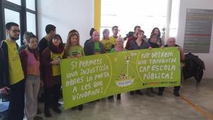 Miembros del ampa de la escuela Mar Nova de Premià de Mar, durante la ocupación de las dependencias de la Generalitat.