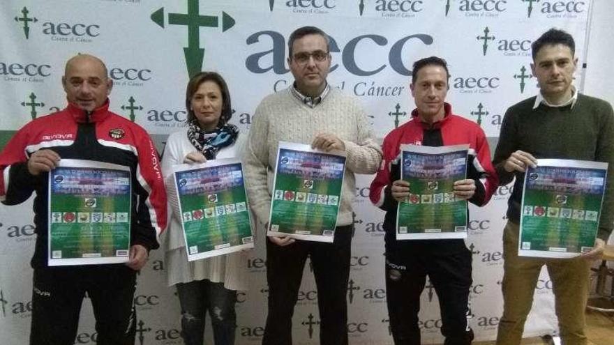 Responsables del club, de la AECC y de la concejalía de Deportes presentan el cartel del torneo.