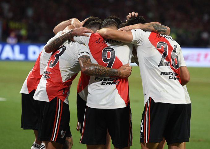 Los jugadores del River celebran su victoria ante el Colón.