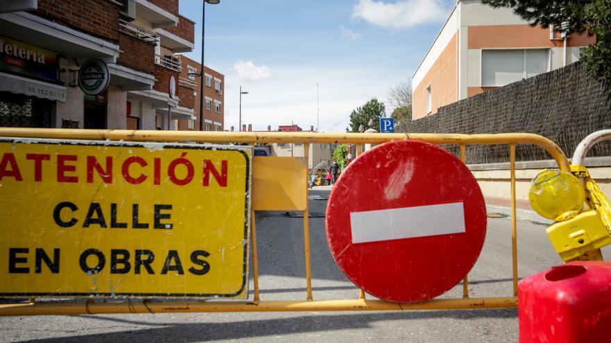 Imagen de archivo de una señal de obras en una calle de Málaga.