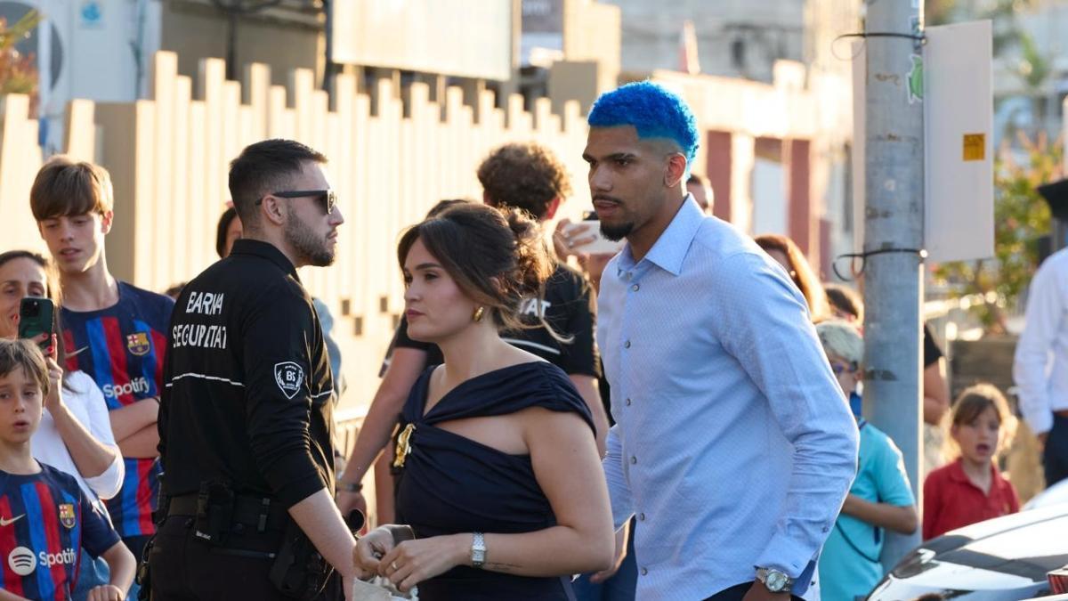 Araujo cumple su promesa: pelo teñido de azul del Barça y Uruguay