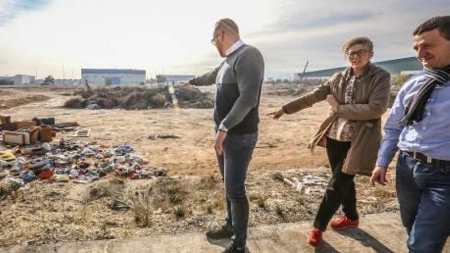 Los portavoces de la oposición en los terrenos para la planta.