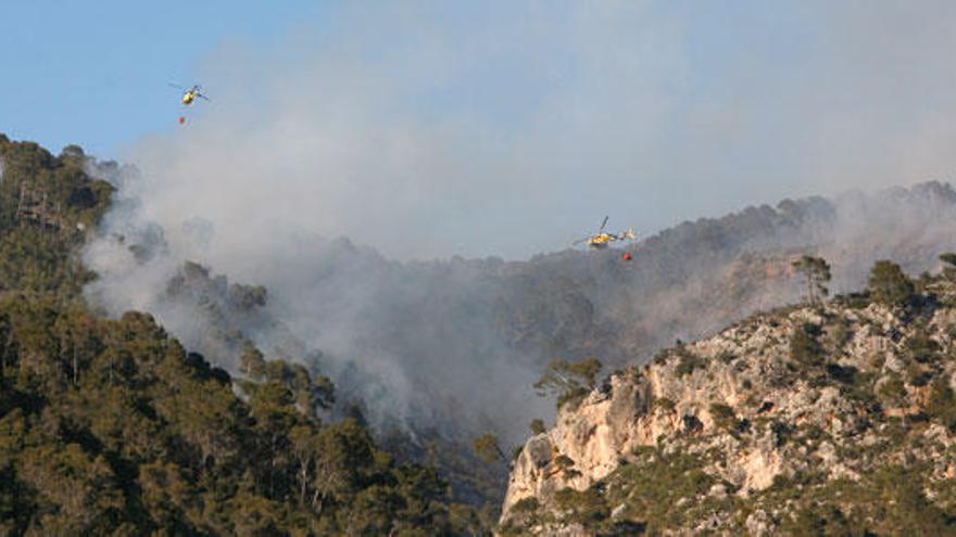 Evacuadas unas 200 personas por un incendio forestal