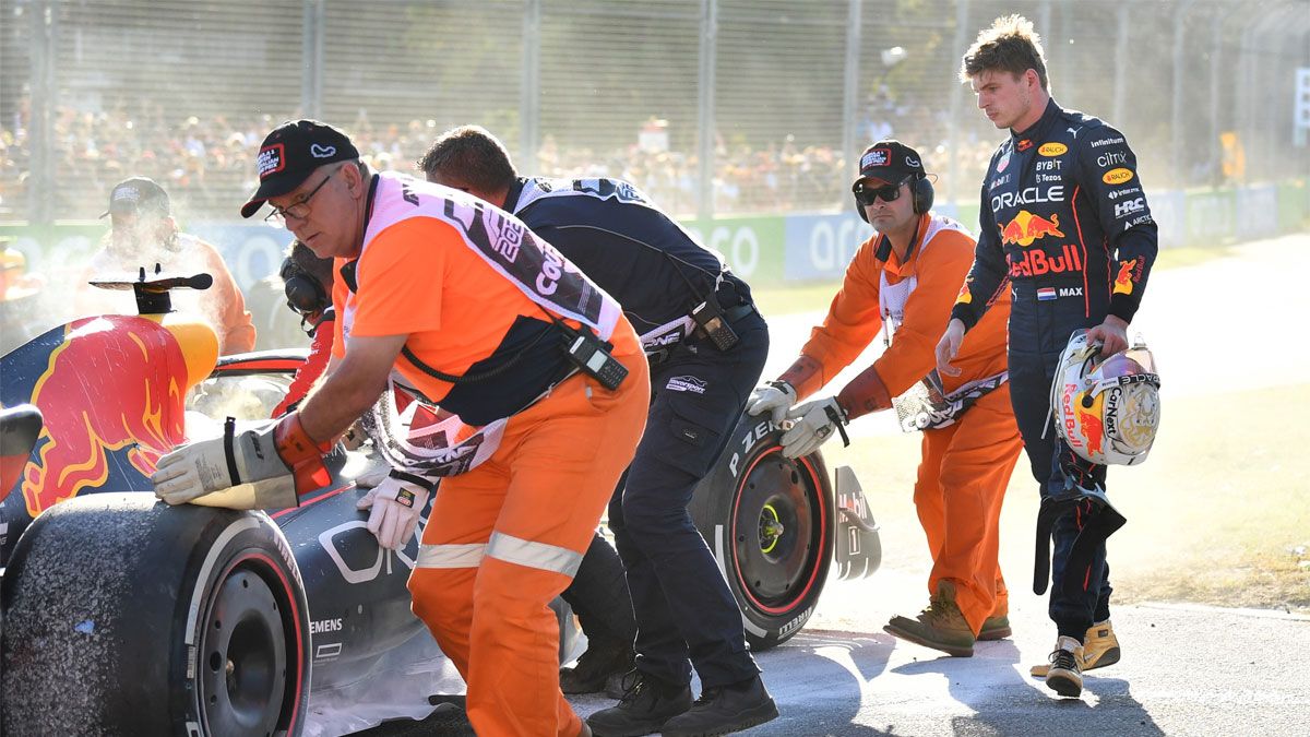 Max Verstappen mira su coche retirado por los comisarios en Albert Park