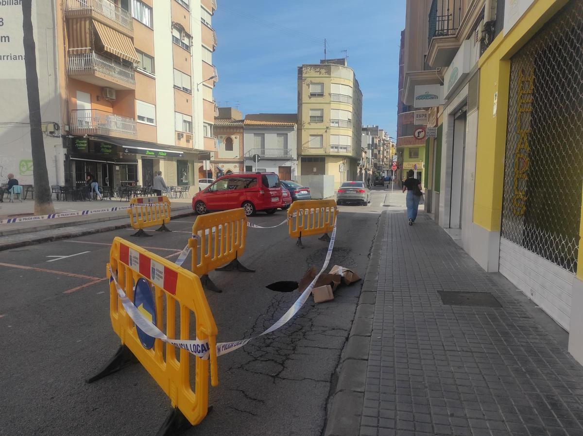 Imagen del socavón que se abrió en la calle la Tanda tras las intensas lluvias registradas el pasado mes de octubre, origen de la actuación actual