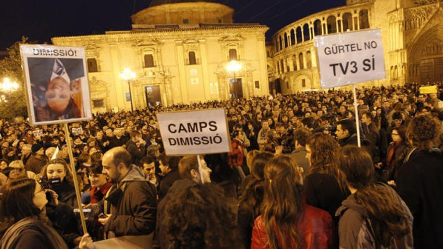 Protesta contra el cierre de TV3, ayer, frente al Palau de la Generalitat