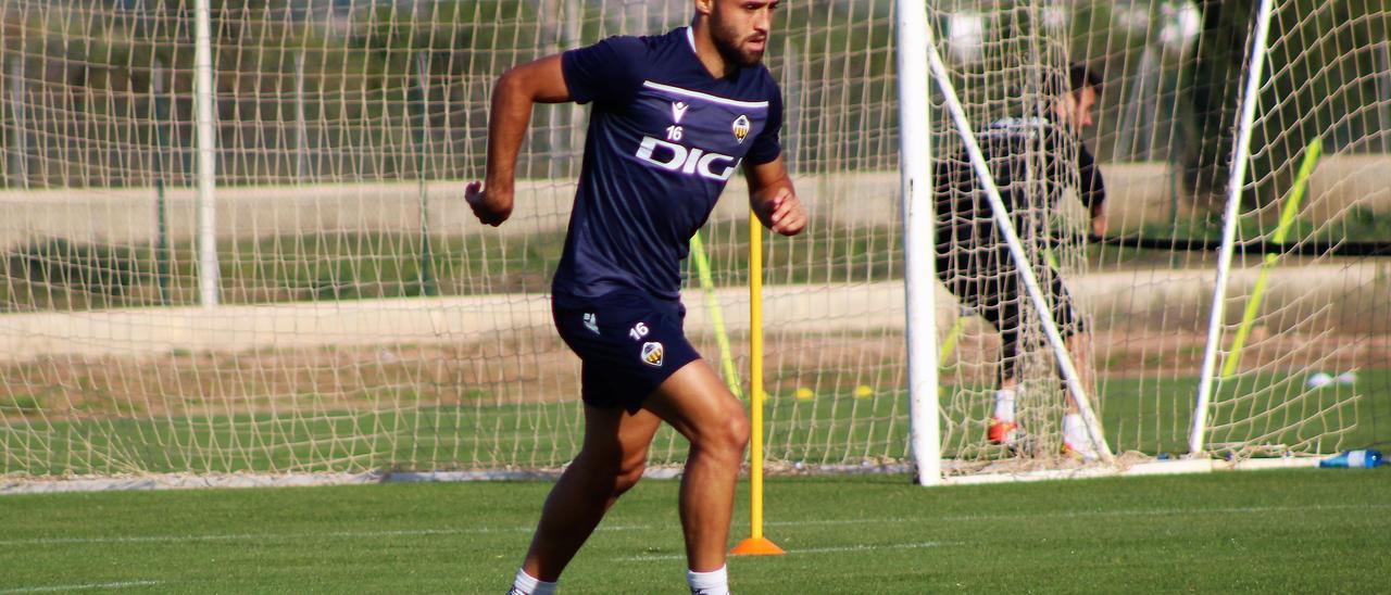 Sibille controla el esférico en el entrenamiento del Castellón en Marina d’Or.