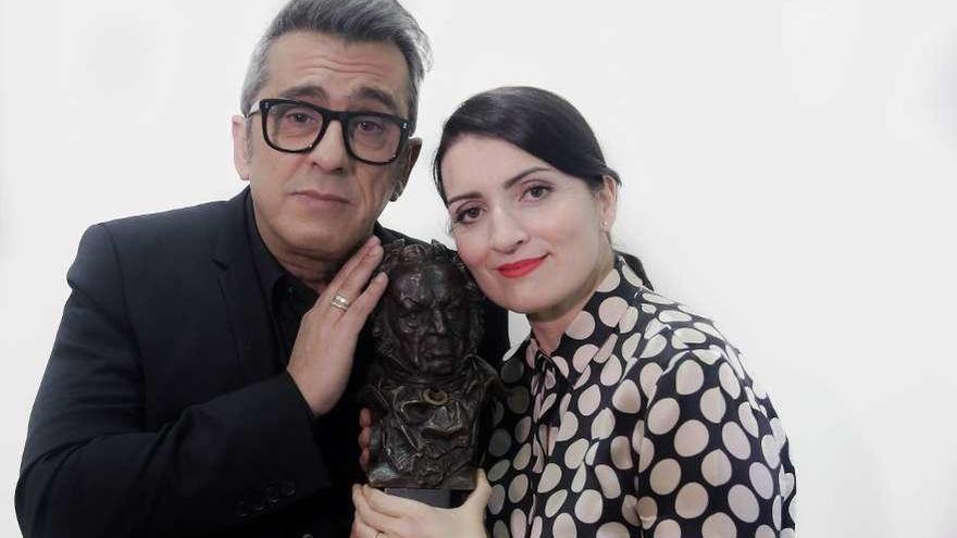 Andreu Buenafuente y Silvia Abril con uno de los premios Goya.