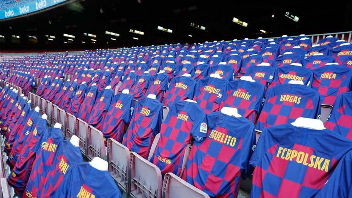 Las camisetas del Barça situadas en uno de los goles del Camp Nou