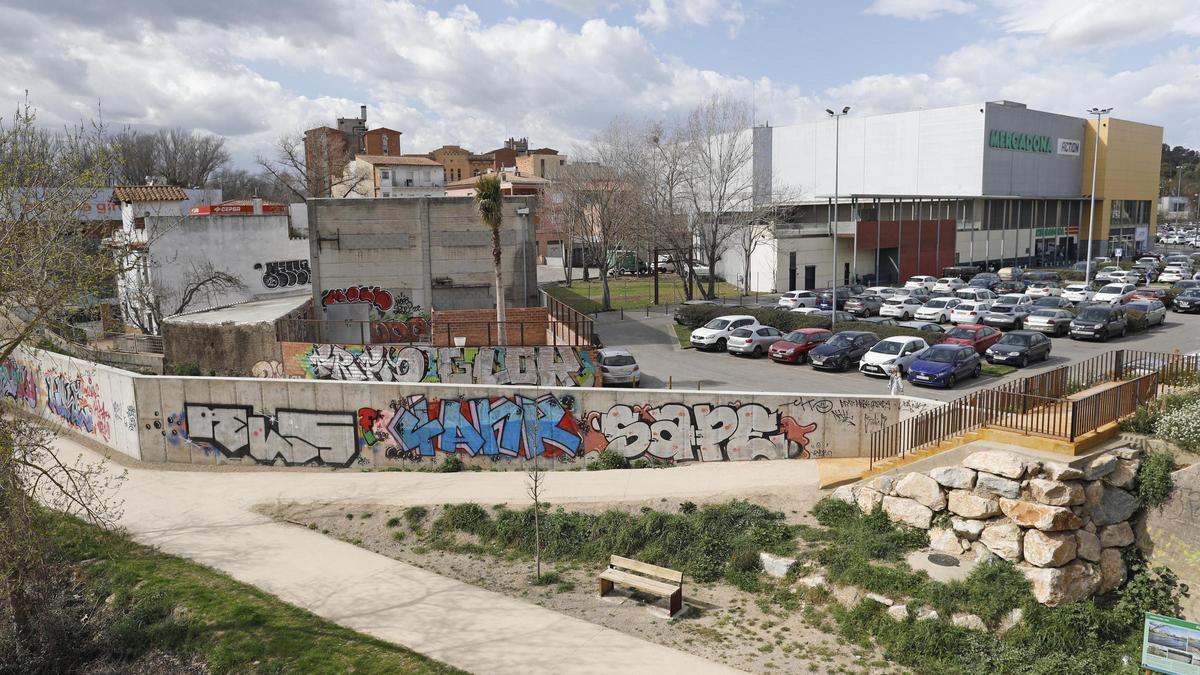 A l’esquerra, de color blanc, l’edifici que es vol tirar a terra i que toca amb la nau.