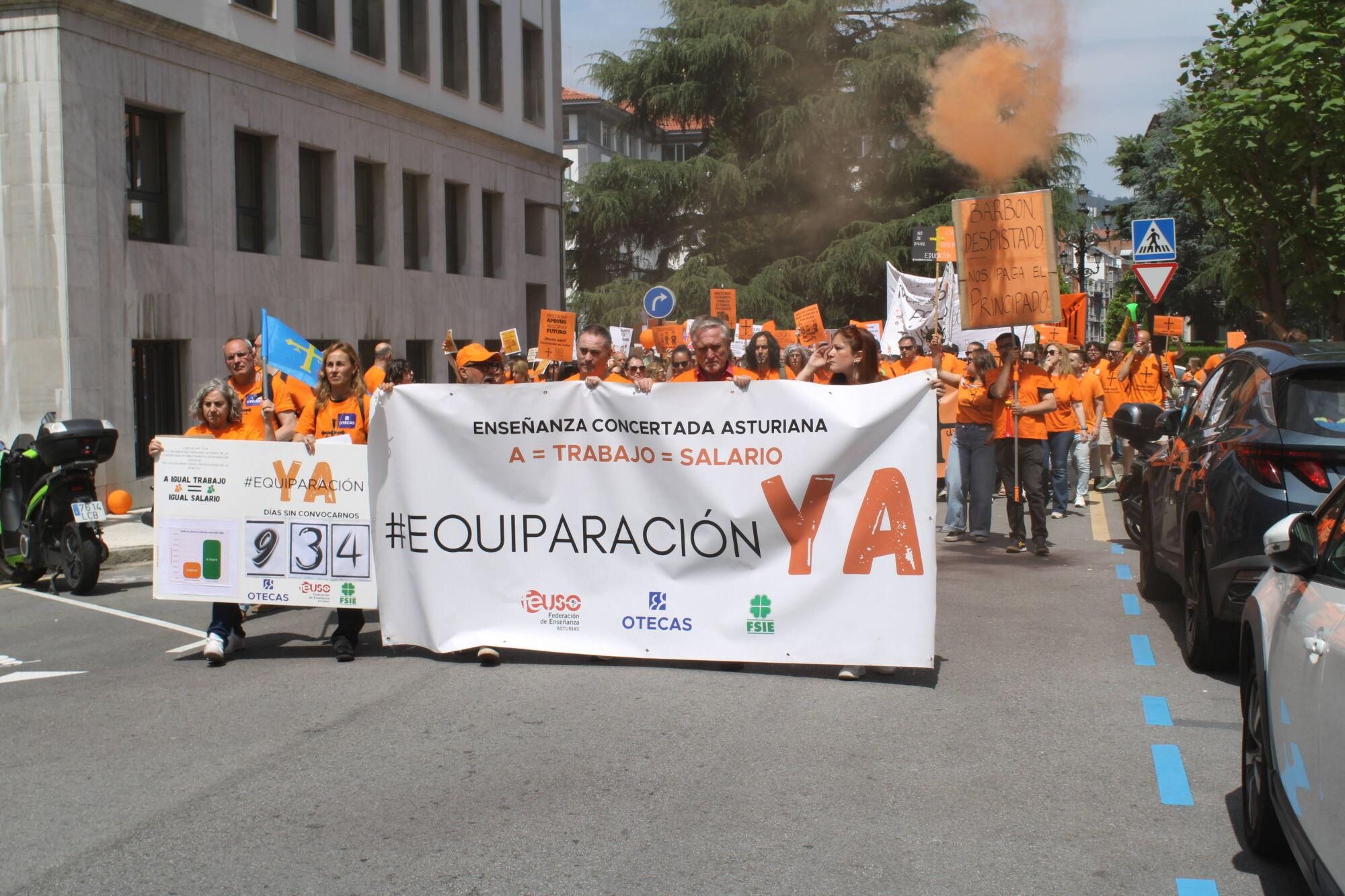 Así fue la multitudinaria marcha naranja de la concertada en Asturias