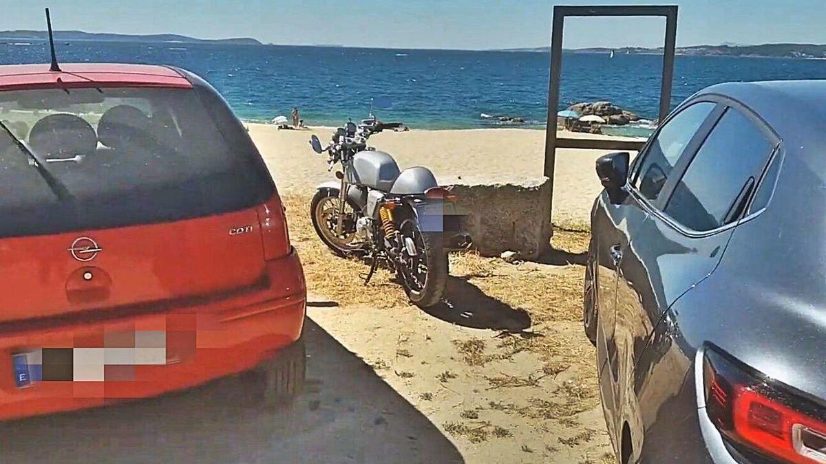 Autocaravanas estacionadas en el acceso a Cabo Udra.