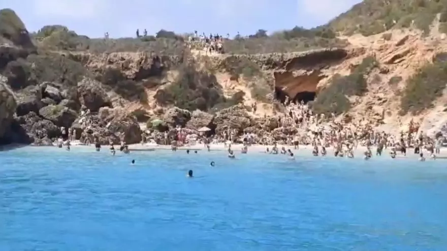Es Caló des Moro, saturado de bañistas sin haber empezado aún el verano