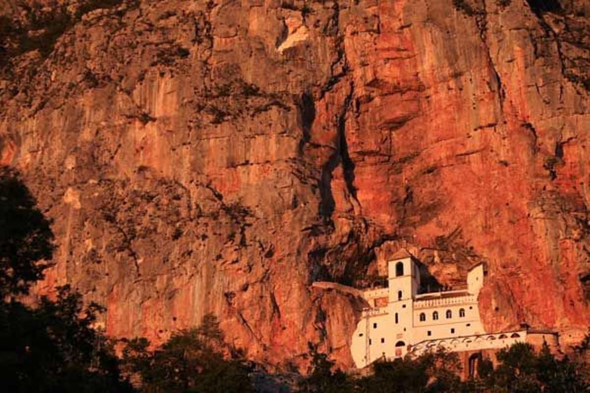 Monasterio de Ostrogh (s. XVII), que está empotrado en la pared vertical de una montaña rocosa.