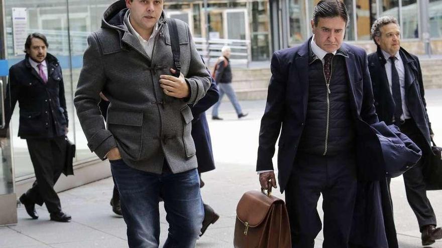 En primer término, Abel Suárez, a la izquierda, y Francisco Alonso, saliendo del Juzgado en Oviedo.