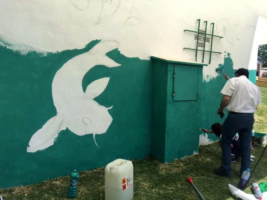 Una veintena de alumnos de Bachillerato de Arte del IES Universidad Laboral transforma en tres días un pintarrajeado depósito de agua de Parques y Jardines en una obra de arte.