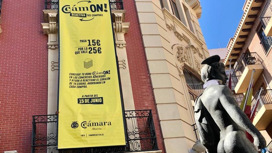 La Cámara de Comercio de Murcia ha desplegado la lona de la campaña CámON! en su sede este miércoles por la mañana.