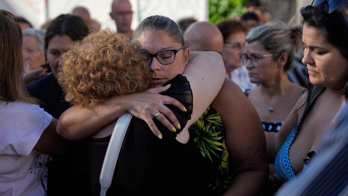 Familiares, vecinos y amigos de uno de los tripulantes fallecidos en el naufragio del &quot;Argos Georgia&quot; durante el minuto de silencio celebrado en Baiona.