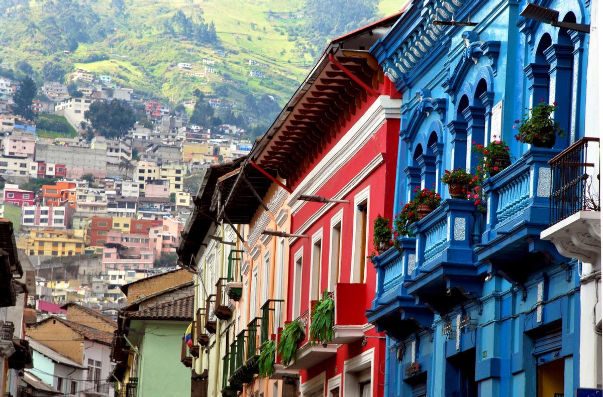 Las calles de Quito están bordeadas por casas de colores