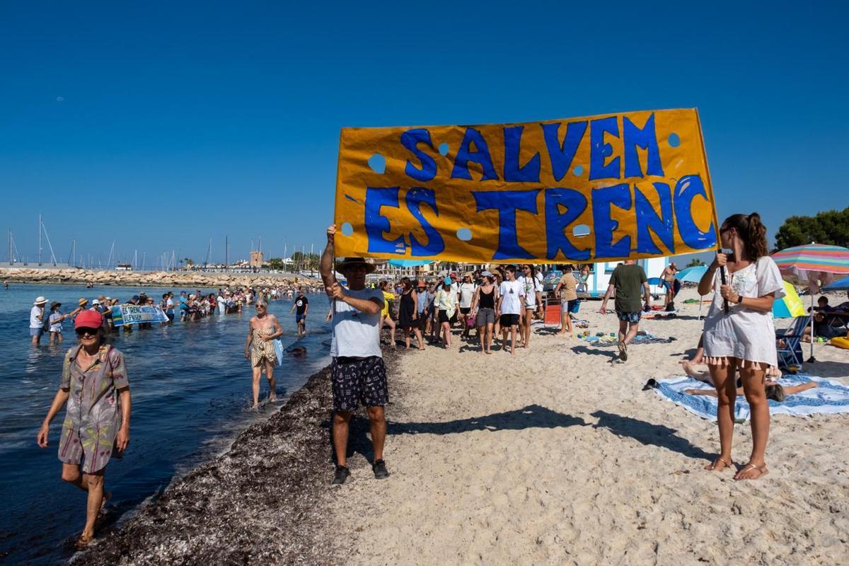 Miles de personas forman una cadena humana para protestar contra la desprotección de es Trenc Miles de personas forman una cadena humana para protestar contra la desprotección de es Trenc
