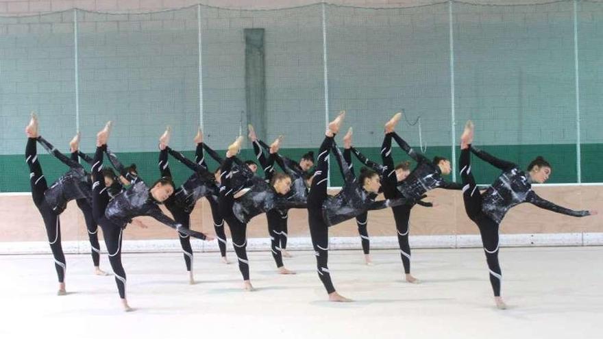 El equipo sénior de la Escola Acordes de Oleiros durante la preparación de una coreografía.