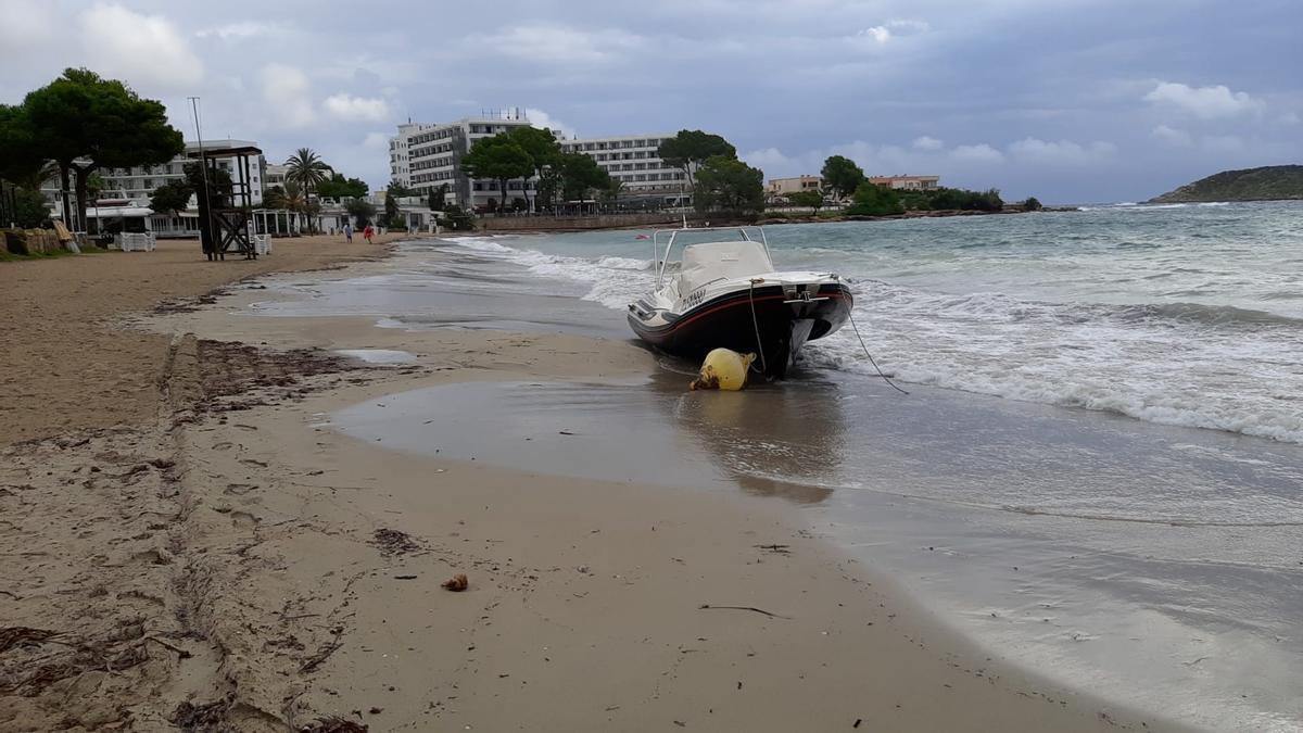 Lancha embarrancada en la playa, en Ibiza.
