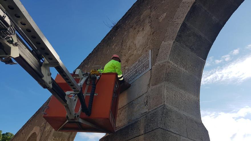 El temporal desprende un esgrafiado del acueducto de Plasencia