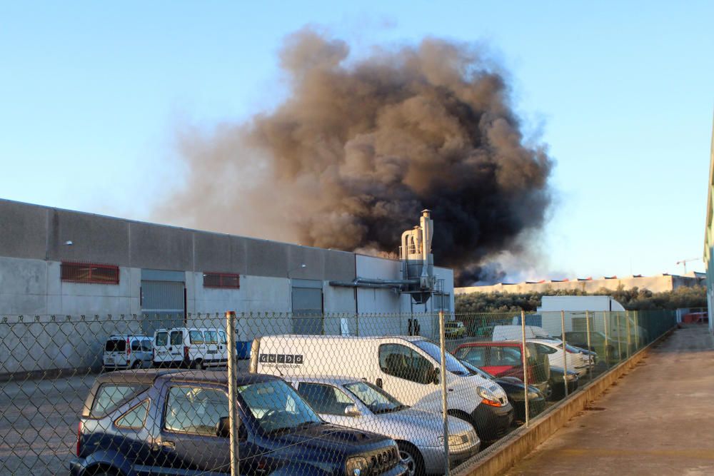 Incendi en una empresa de reciclatge a Sant Feliu de Buixalleu