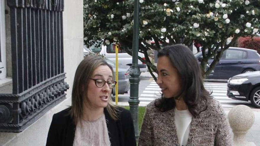 Ethel Vázquez llega al Concello acompañada por María Ramallo. // S.A.