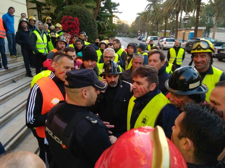 Encierro y protesta de los bomberos de Málaga por el nuevo calendario laboral