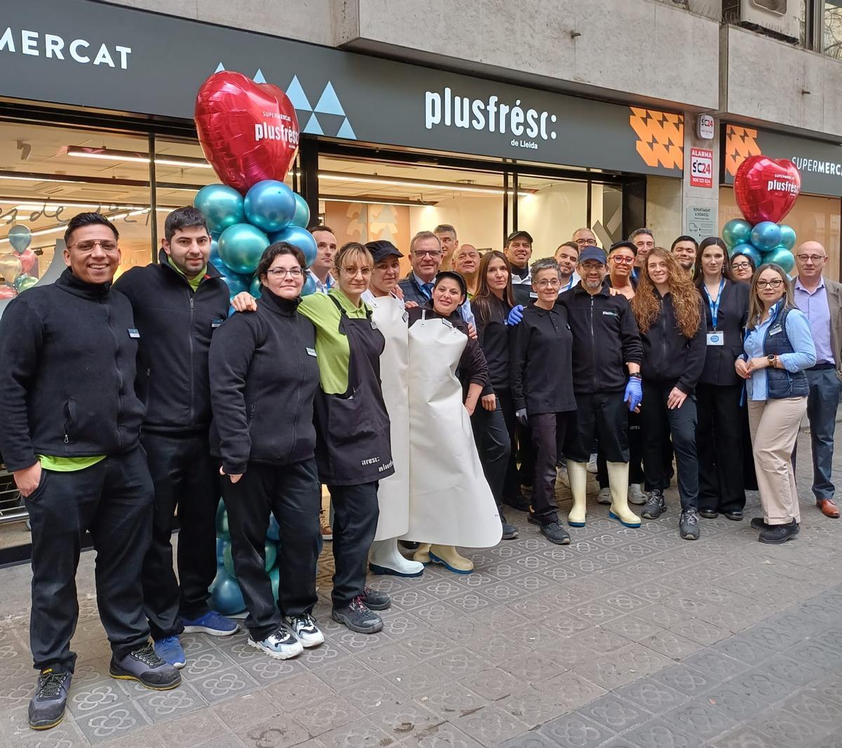 Foto de familia de los trabajadores del nuevo establecimiento Plusfresc de la calle de la indústria de Barcelona.