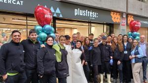 Foto de familia de los trabajadores del nuevo establecimiento Plusfresc de la calle de la indústria de Barcelona.