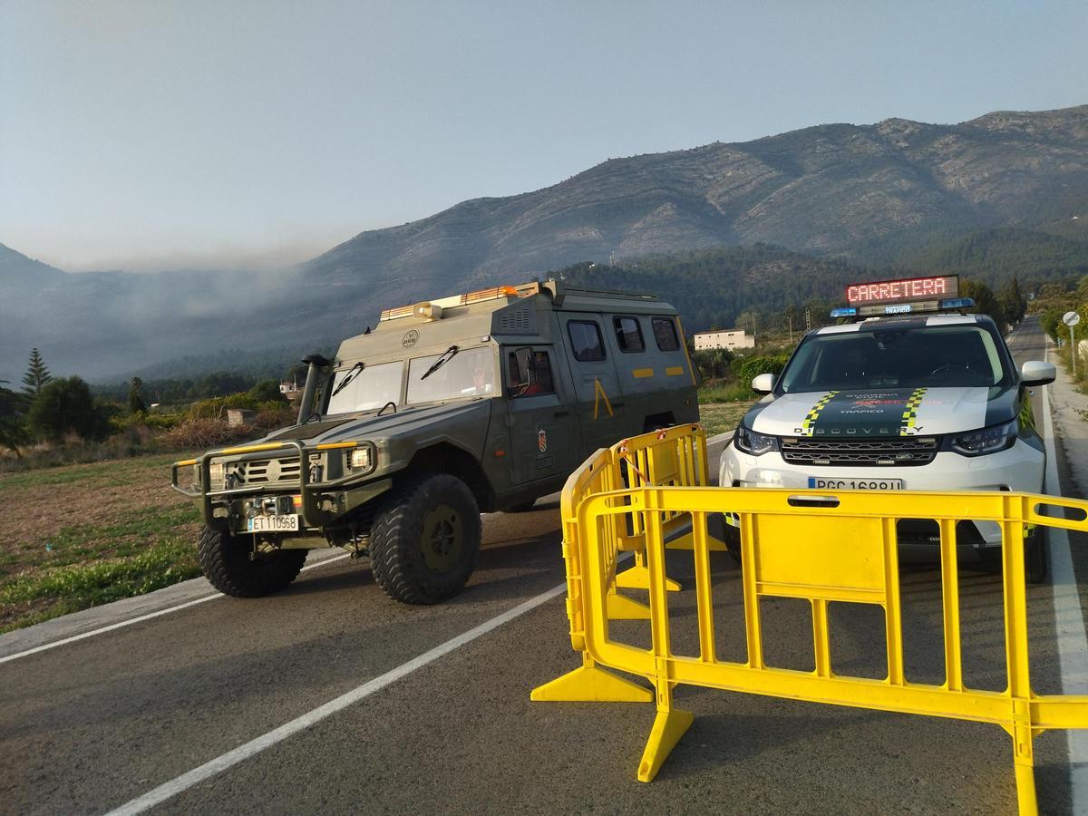 Un vehículo de la Unidad Militar de Emergencias (UME) baja por la carretera del Coll de Rates