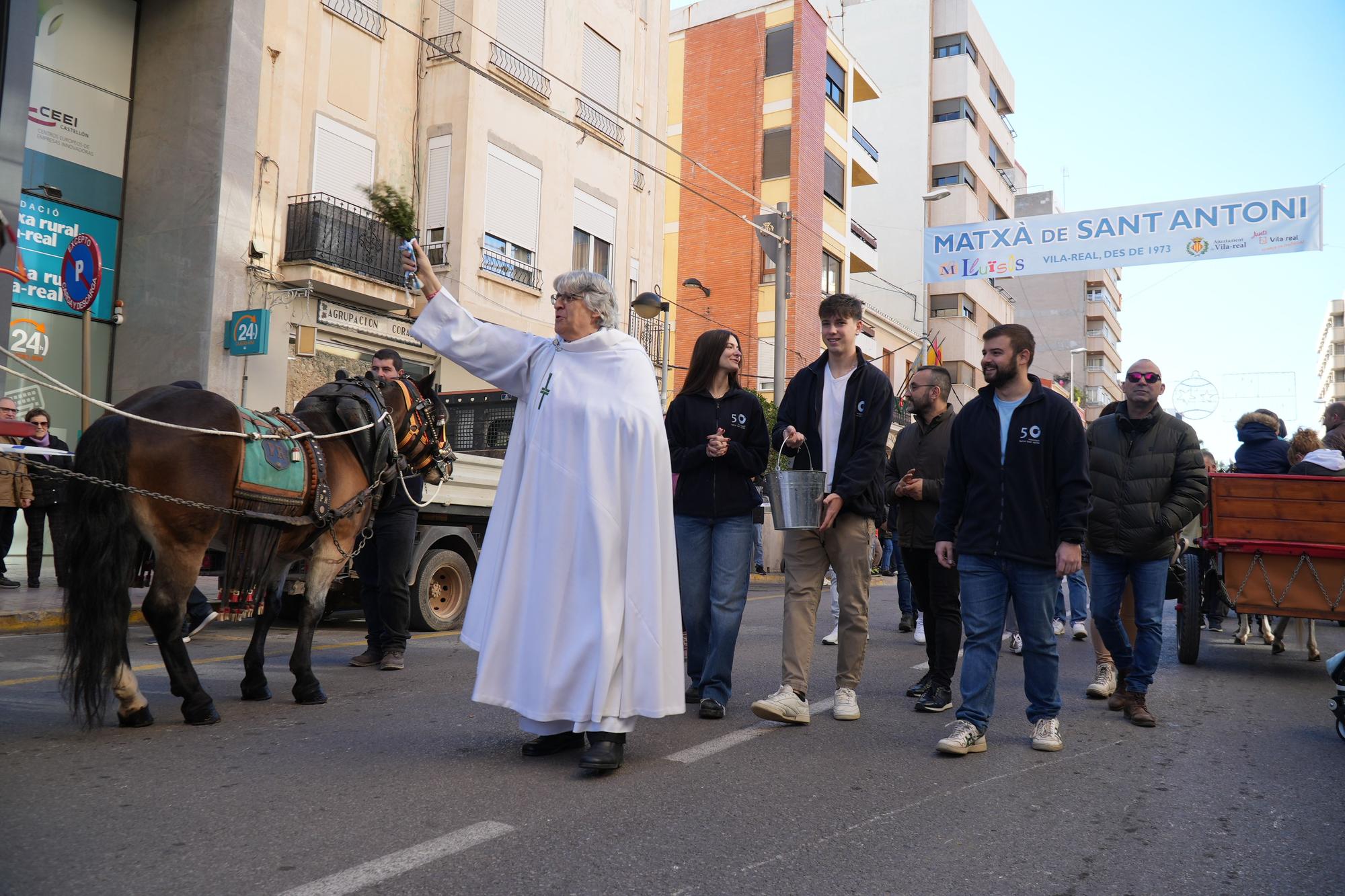 Carros y caballos llenan las calles de Vila-real por Sant Antoni