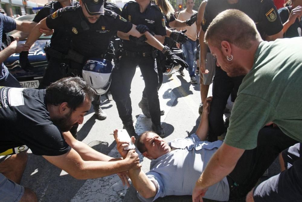 Dos vecinos y un policía heridos durante las prote