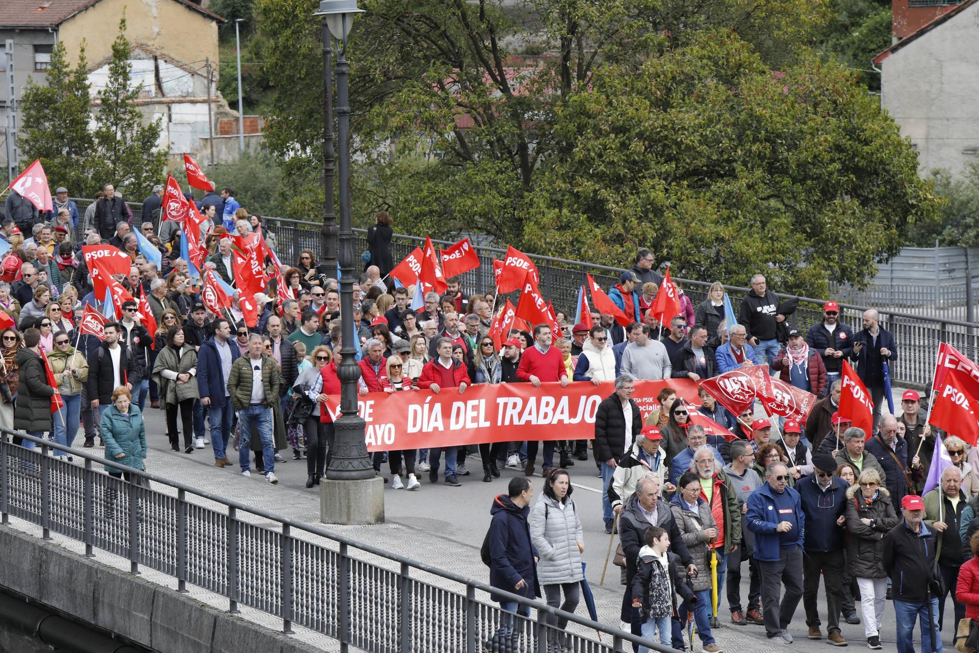 Manifestación de los sindicatos mayoritarios en Langreo por el 1 de mayo.