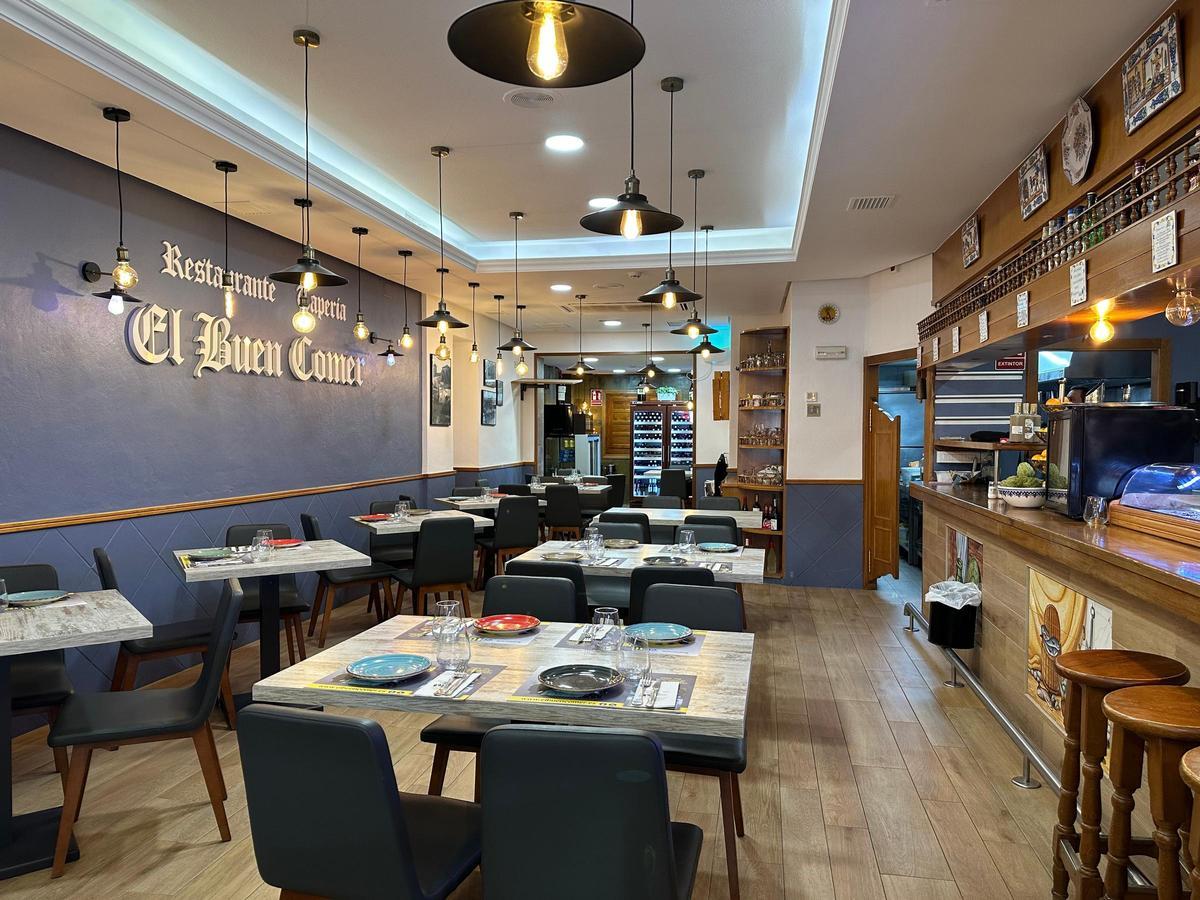 La planta baja del restaurante con su barra, renovadas totalmente tras la reciente reforma del local