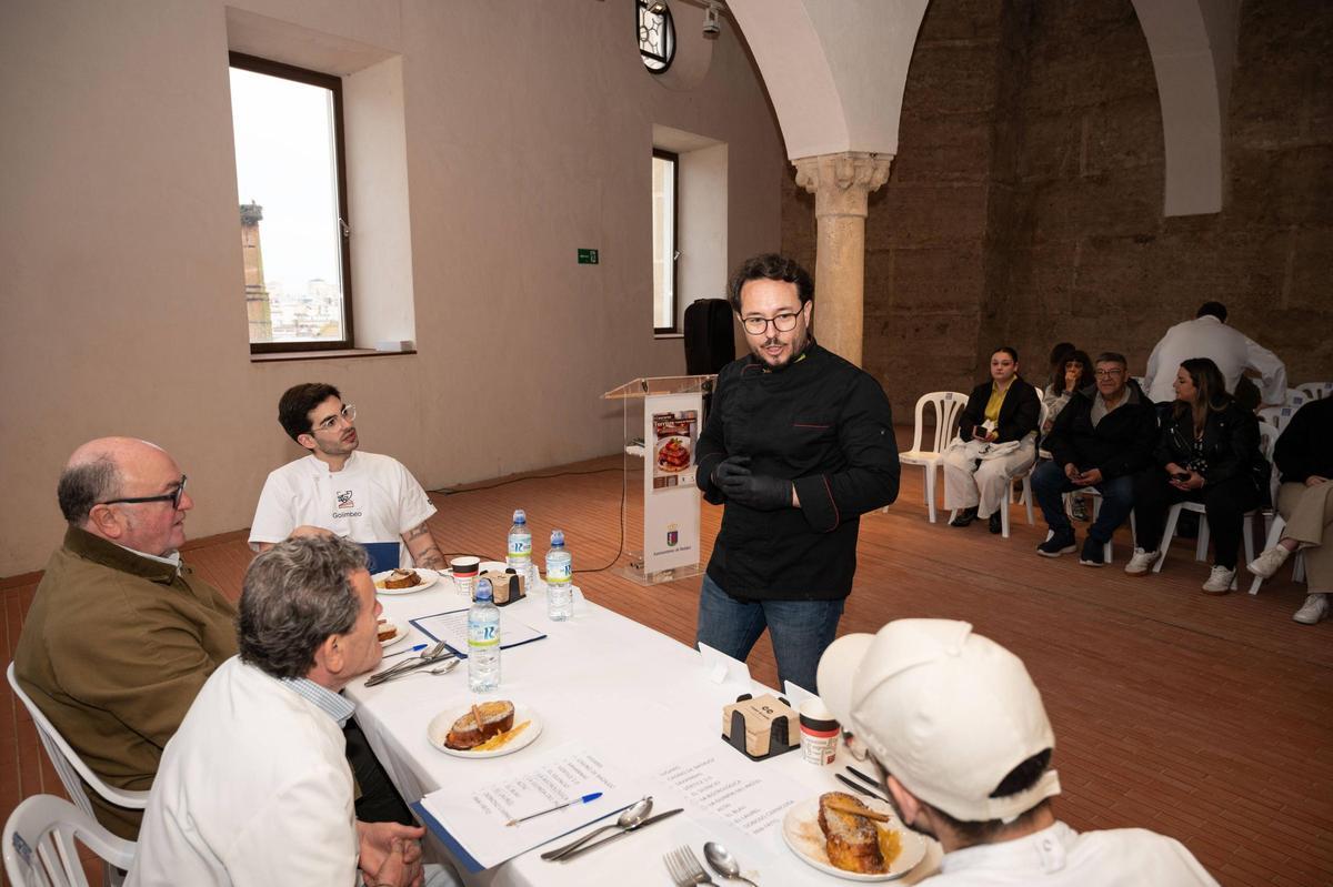 Jesús Vélez, de cafetería Altai, presenta ante el jurado su torrija.