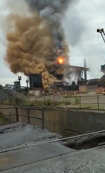 EN IMÁGENES: Un incendio obliga a evacuar el horno alto A de Arcelor en Gijón