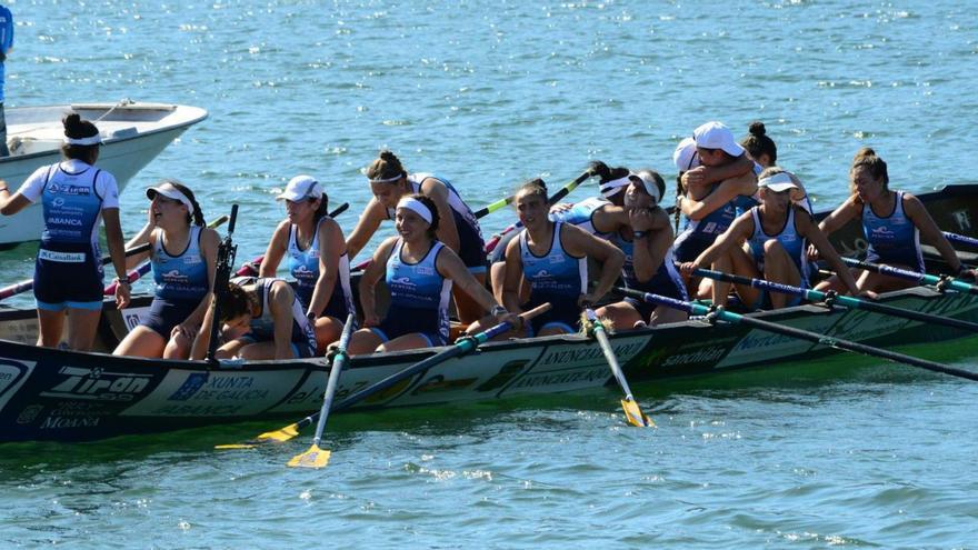 La tripulación femenina de la SD Tirán tras la regata de la temporada pasada en Moaña.