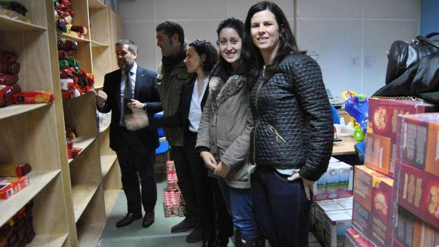 El alcalde de Ponte Caldelas recibió la donación.  // FdV