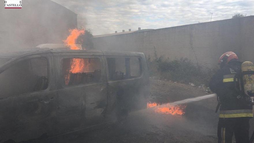 Bomberos actuando en el incendio