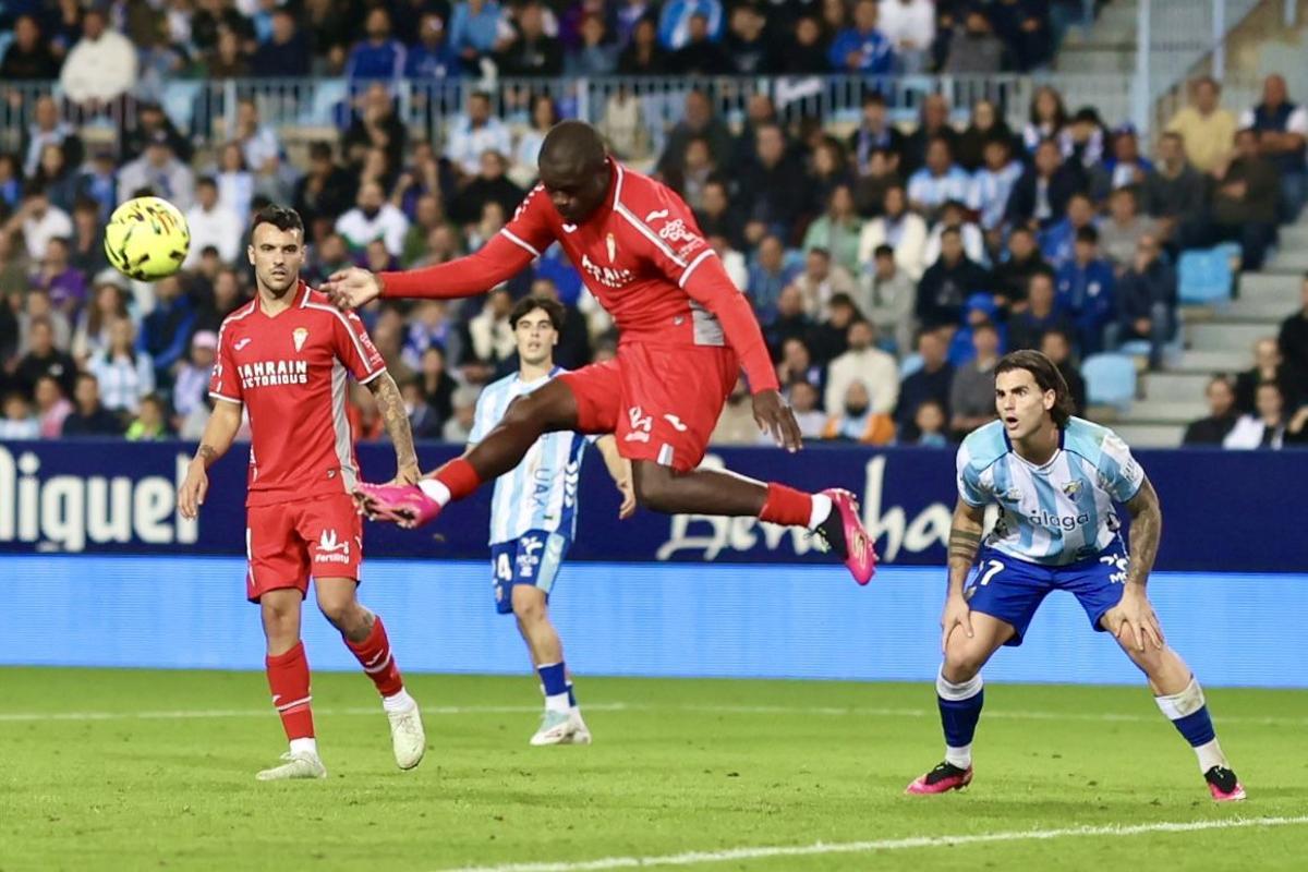 Franck Fomeyem despeja un balón en La Rosaleda, durante el encuentro entre el Málaga y el Córdoba CF.