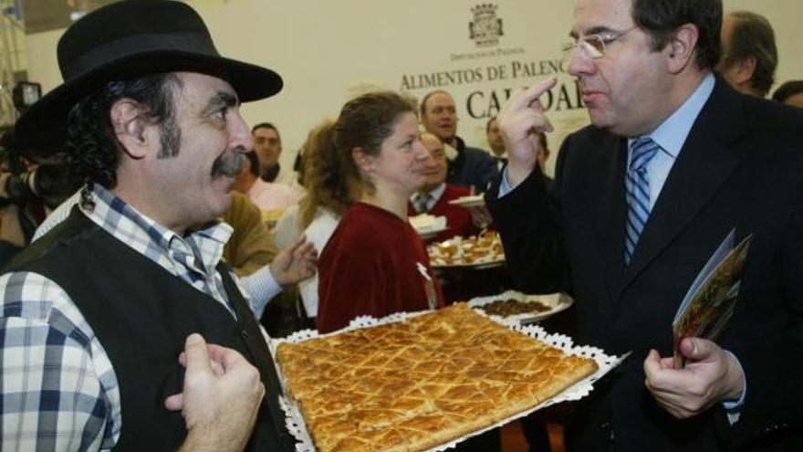 Cecilio Lera ofrece empanada a Juan Vicente Herrera en la inauguración de la Feria Intur de Castilla y León, en 2004.