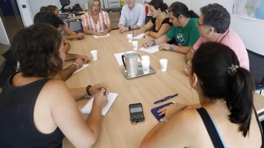 Representantes de los centros reunidos con Ferrando.