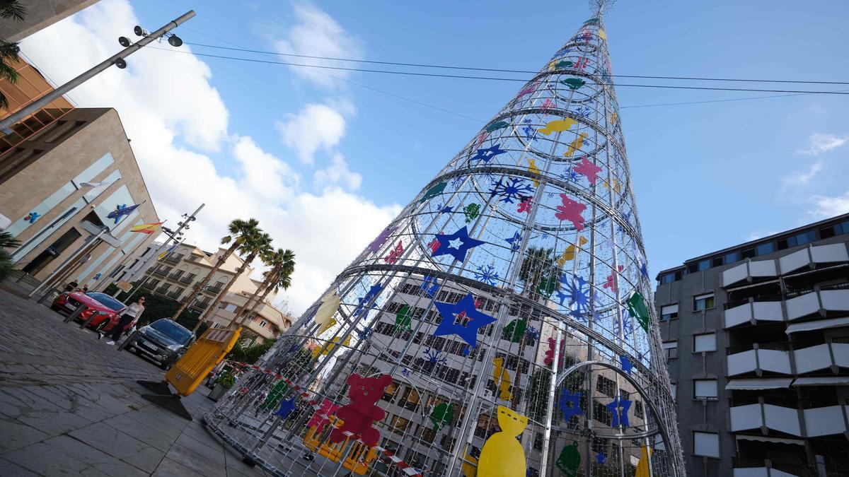 Gran árbol de Navidad instalado en la plaza del Príncipe.